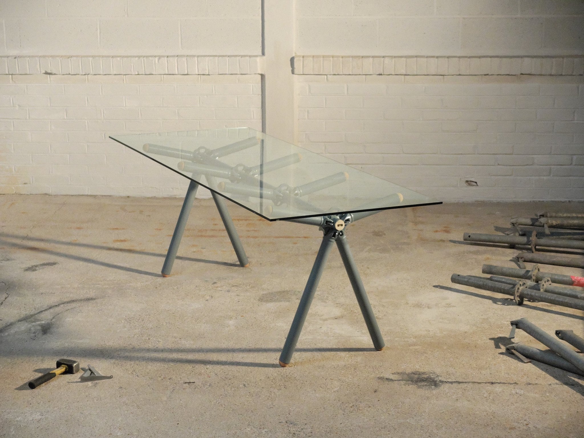 Table Clavex en Échafaudages Upcyclés, Modèle Réinventé