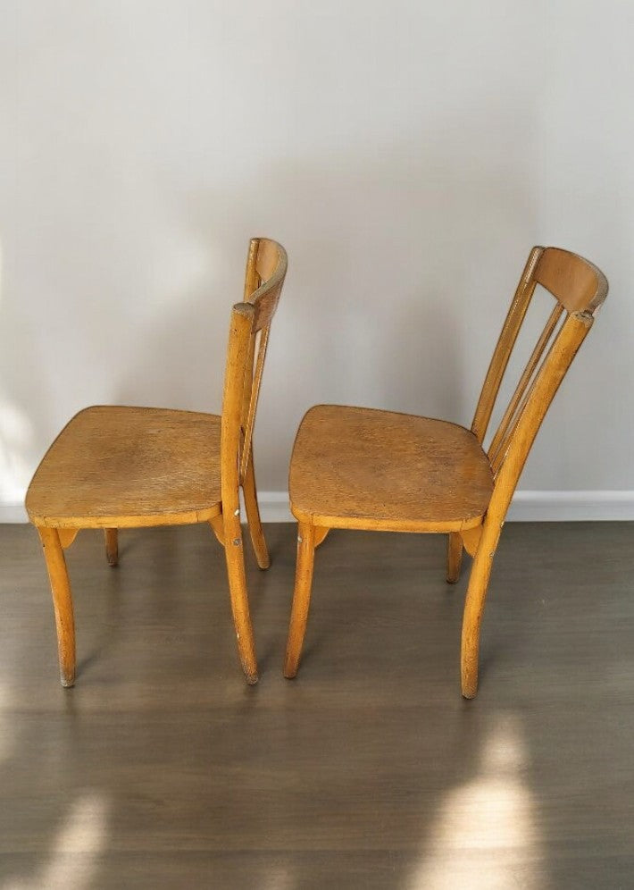 Paire de Chaises de Bistrot Monobloc – Authenticité et Charme