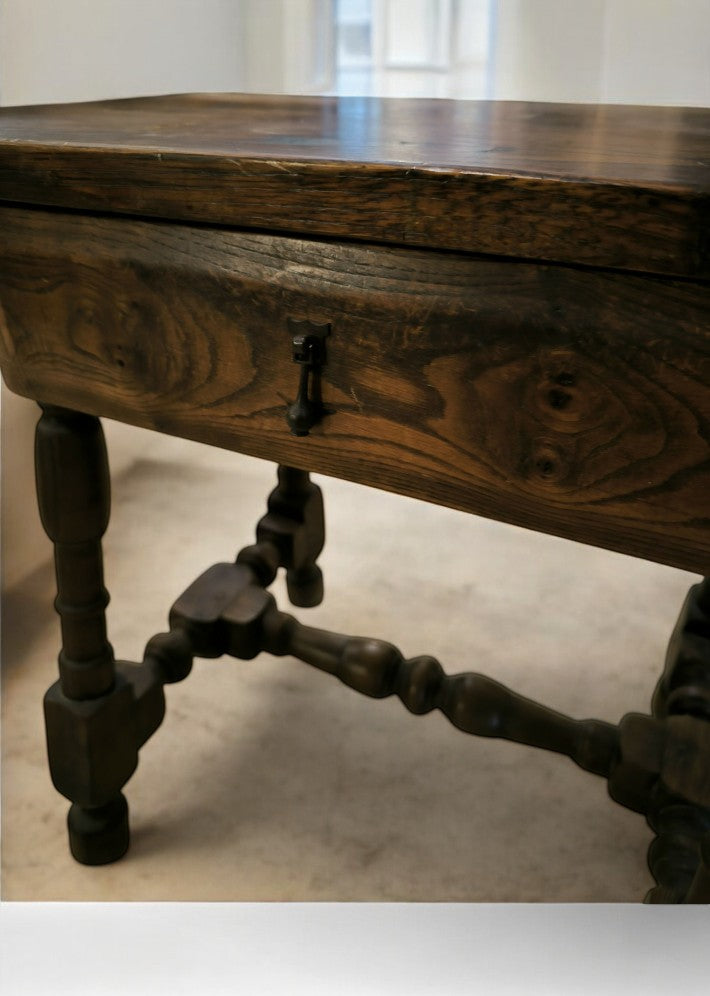 Table d'appoint art populaire en orme massif