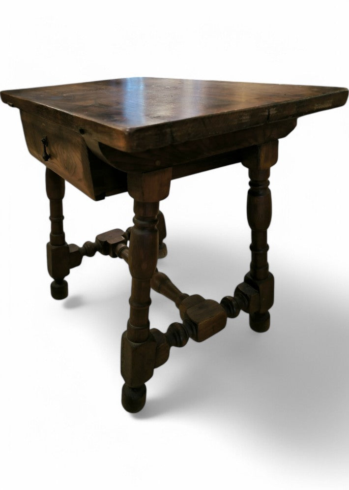 Table d'appoint art populaire en orme massif