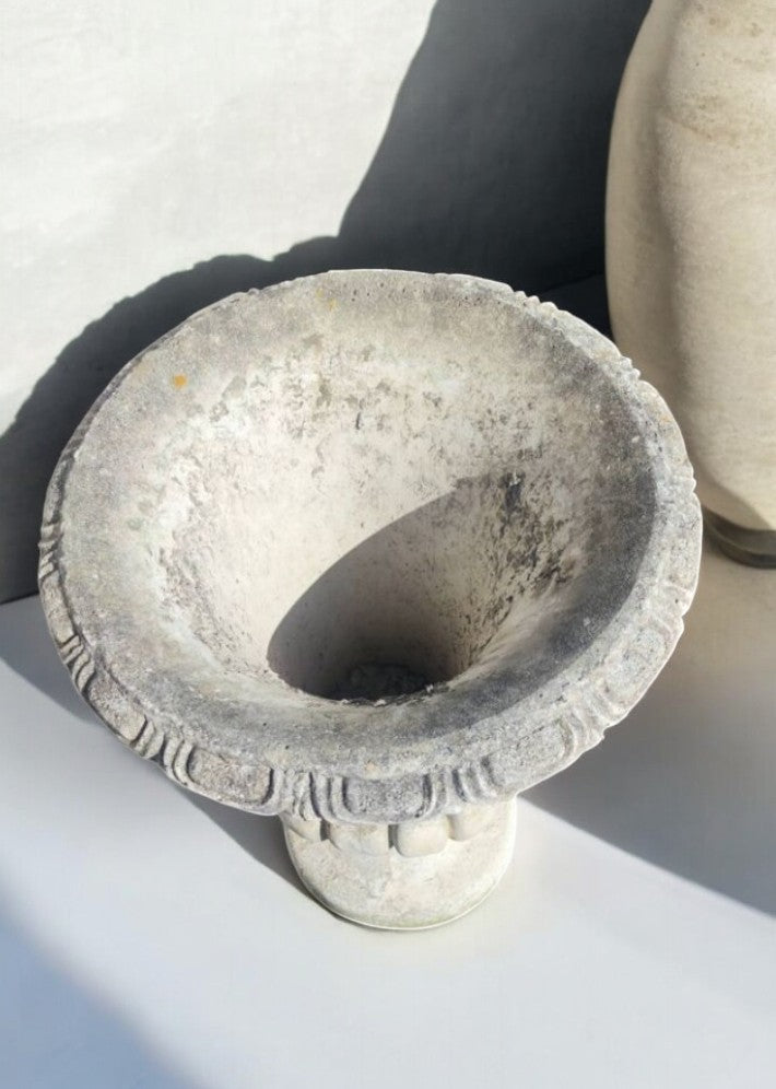Vase Médicis en pierre reconstituée, datant des années 1950/1960