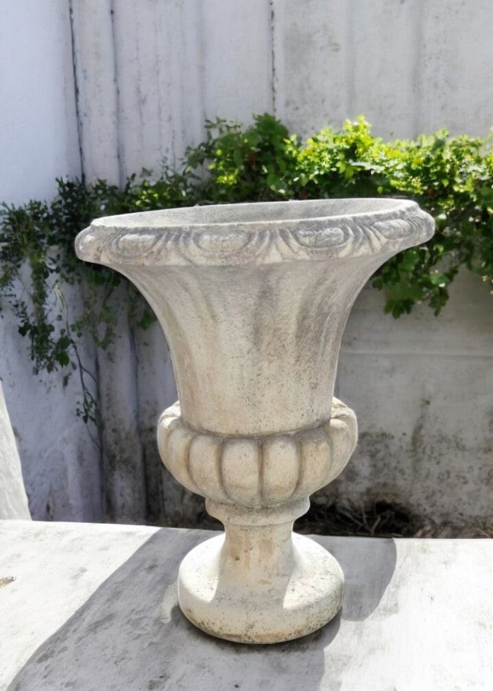 Vase Médicis en pierre reconstituée, datant des années 1950/1960