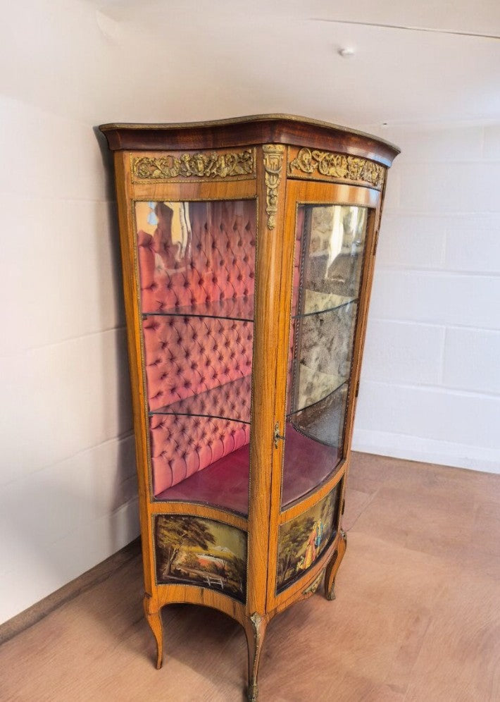 Vitrine Louis XV avec Scène Romantique