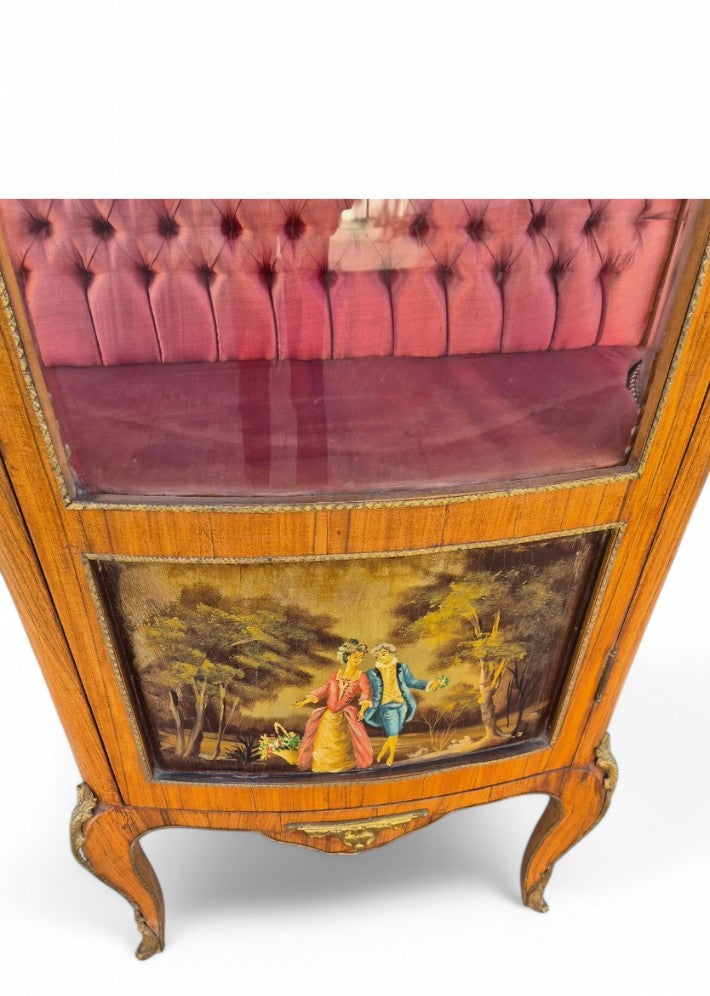 Vitrine Louis XV avec Scène Romantique