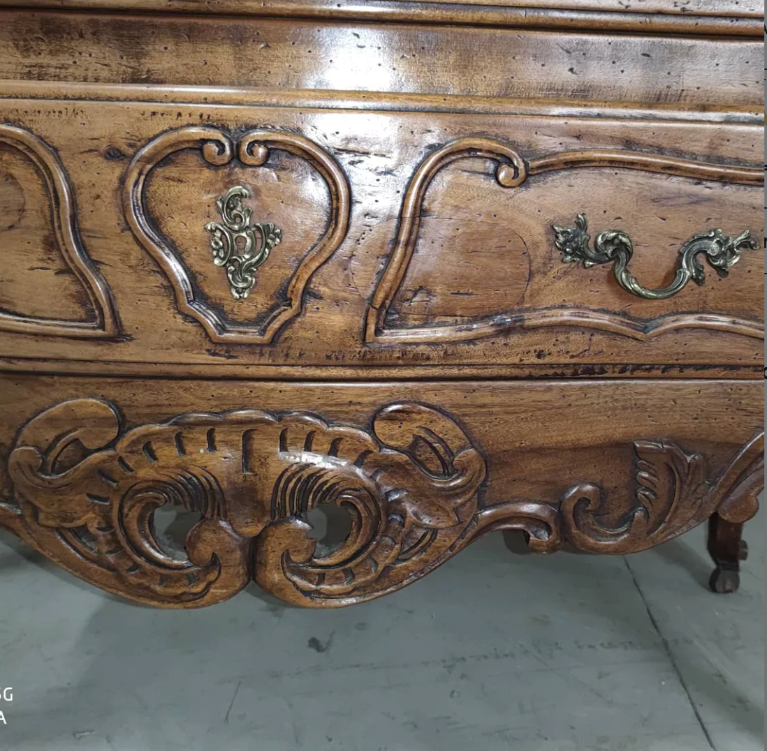 Commode Sauteuse en Aulne de Style Provençal