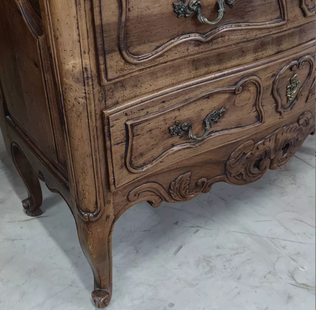 Commode Sauteuse en Aulne de Style Provençal
