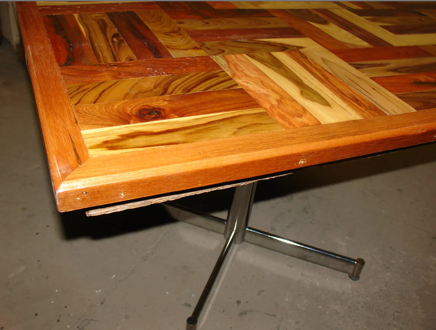 Table Carrée en Mosaïque de Bois Massif et Pied Chromé – Vers 1970