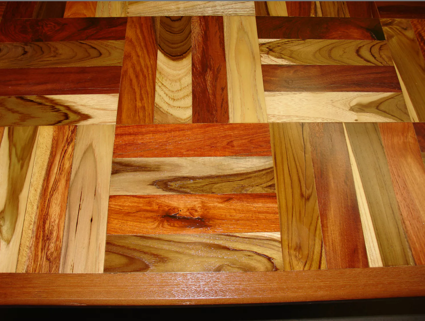 Table Carrée en Mosaïque de Bois Massif et Pied Chromé – Vers 1970