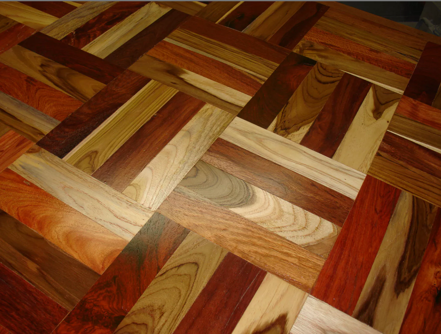 Table Carrée en Mosaïque de Bois Massif et Pied Chromé – Vers 1970