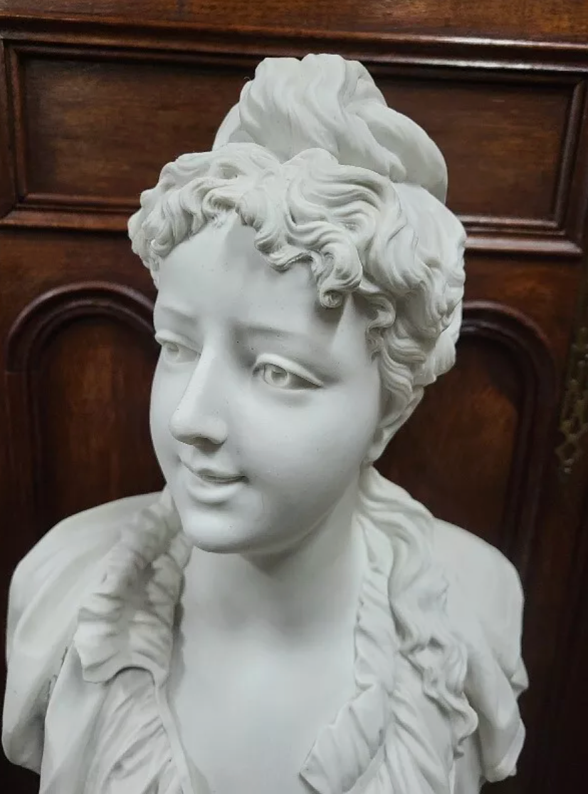 Buste de Femme en Biscuit