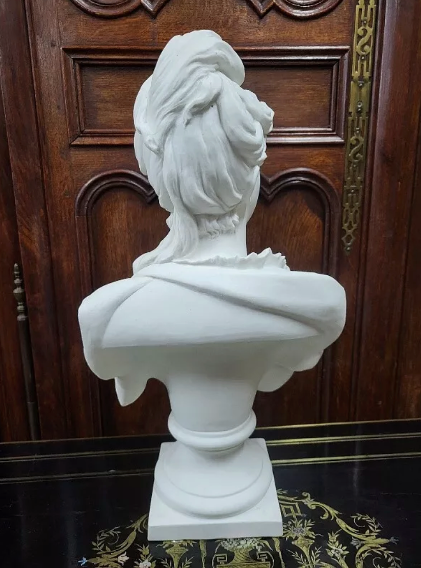 Buste de Femme en Biscuit