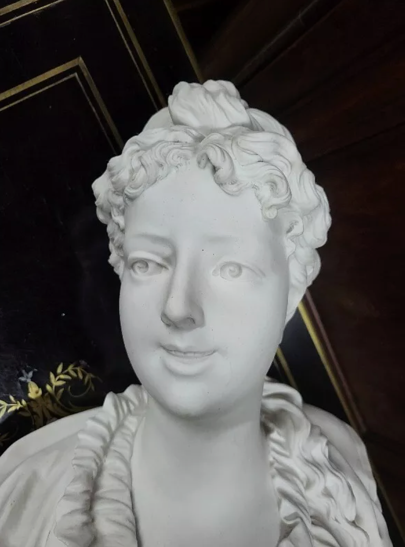 Buste de Femme en Biscuit