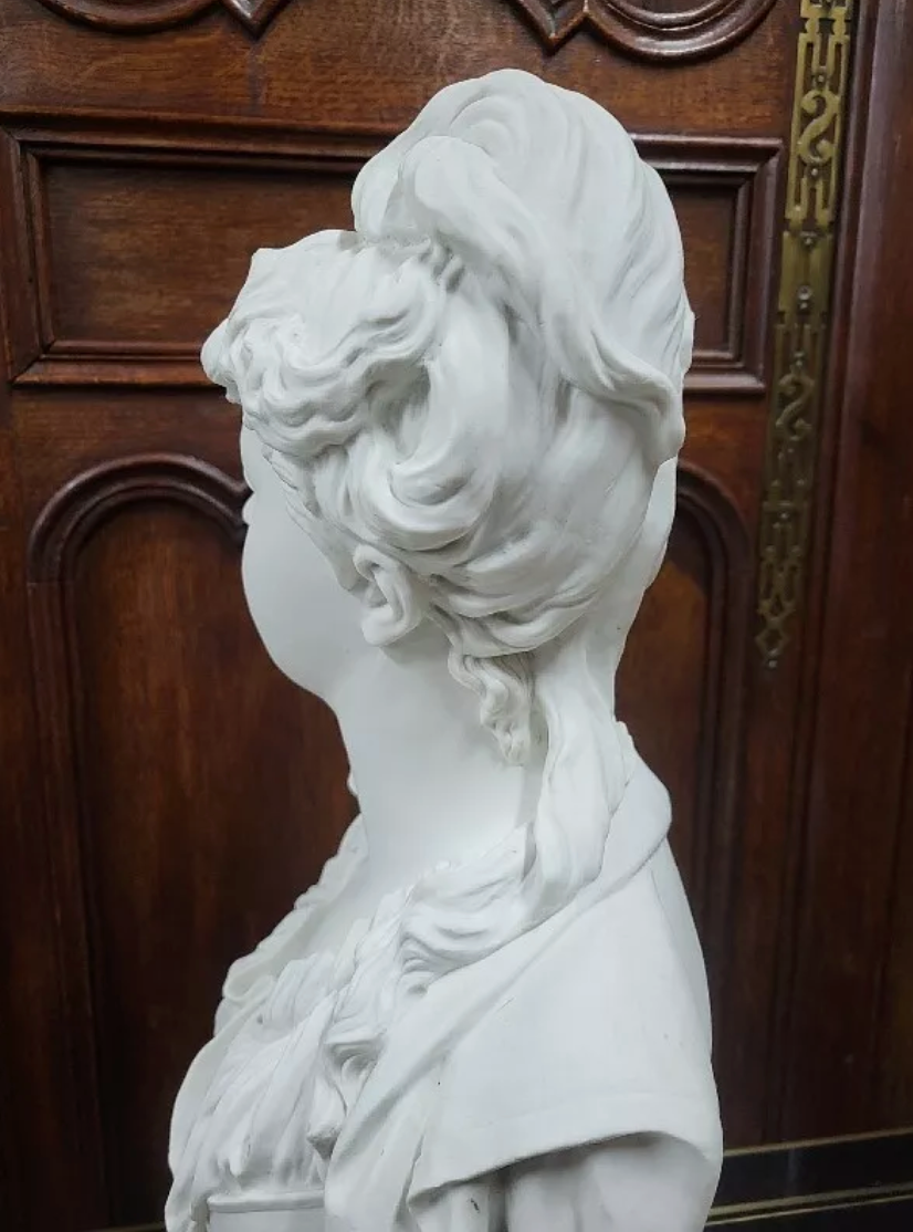 Buste de Femme en Biscuit