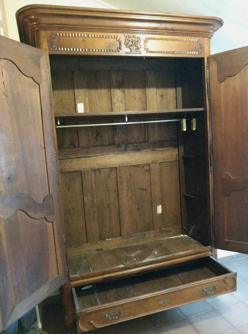 Armoire en noyer massif époque transtion et datant de la fin du XVIII