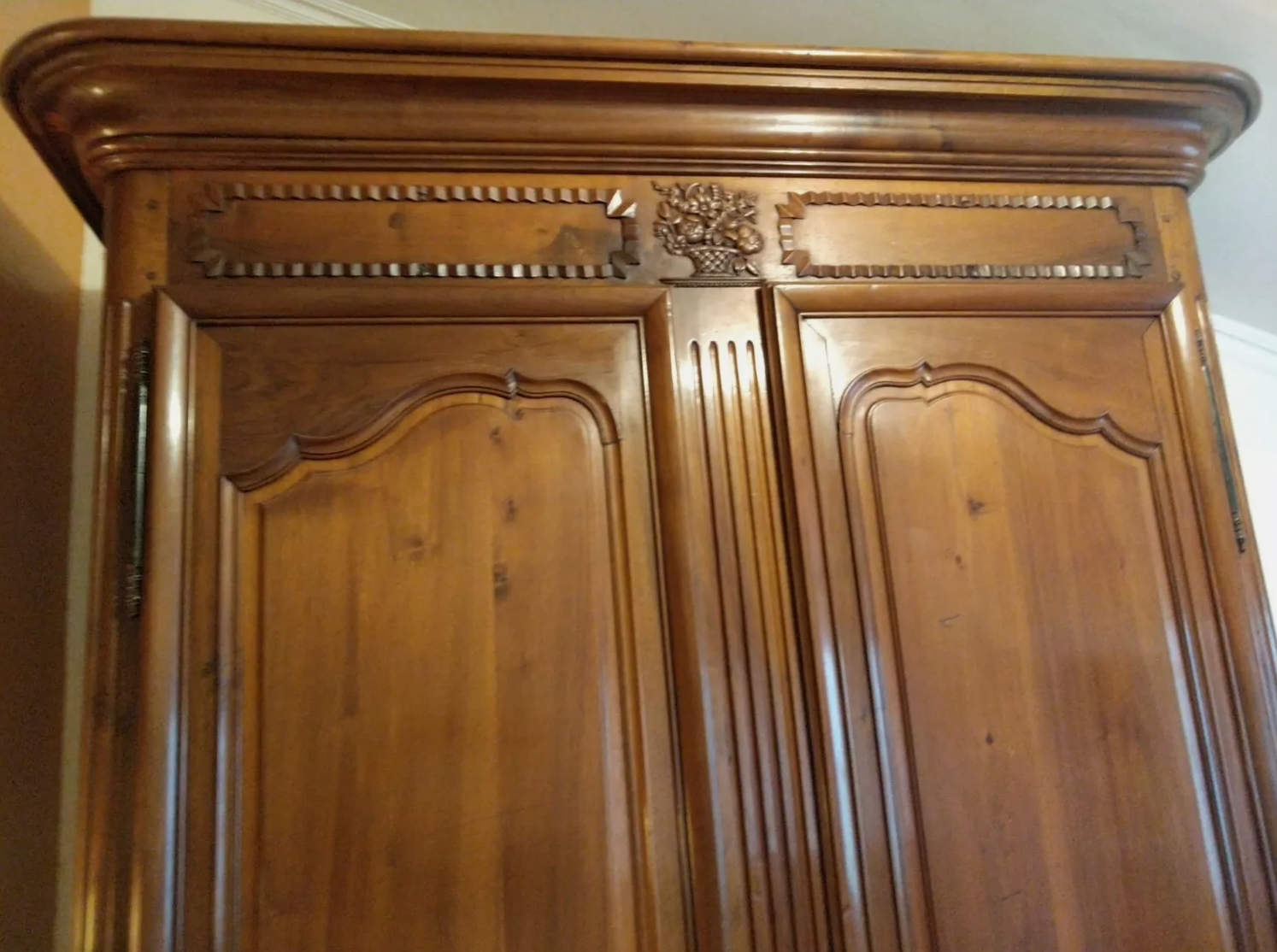 Armoire en noyer massif époque transtion et datant de la fin du XVIII