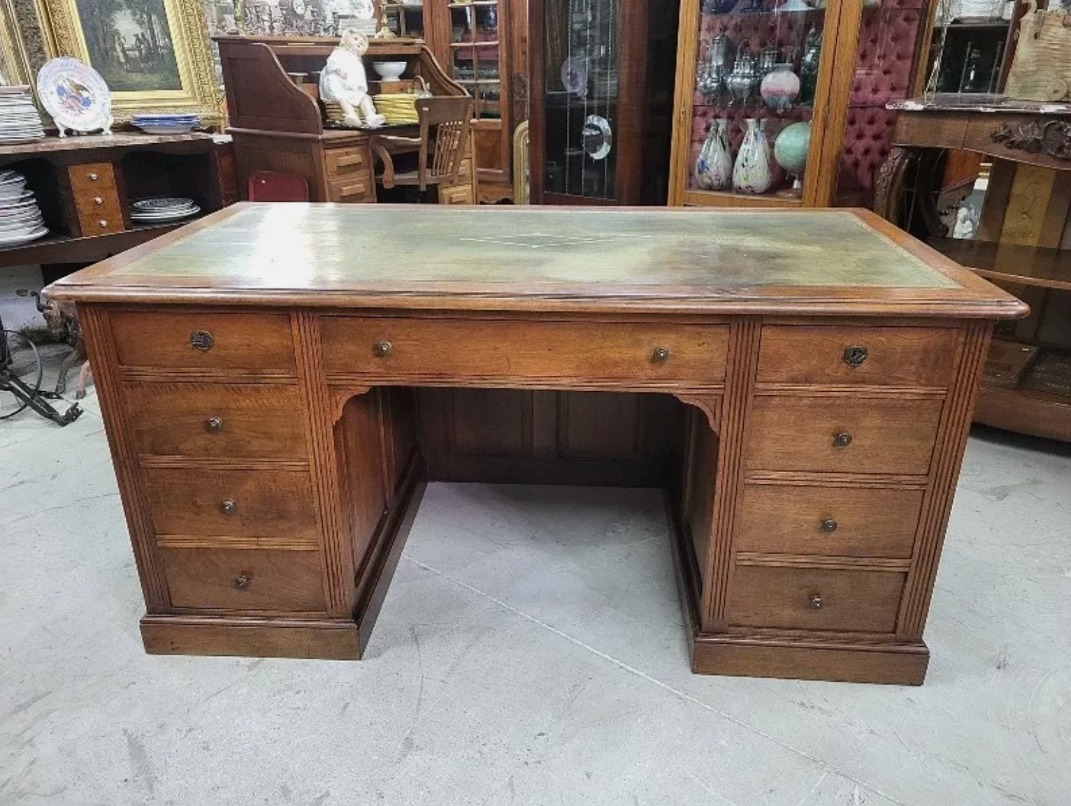 Bureau plat à 9 tiroirs en noyer avec plateau en cuir