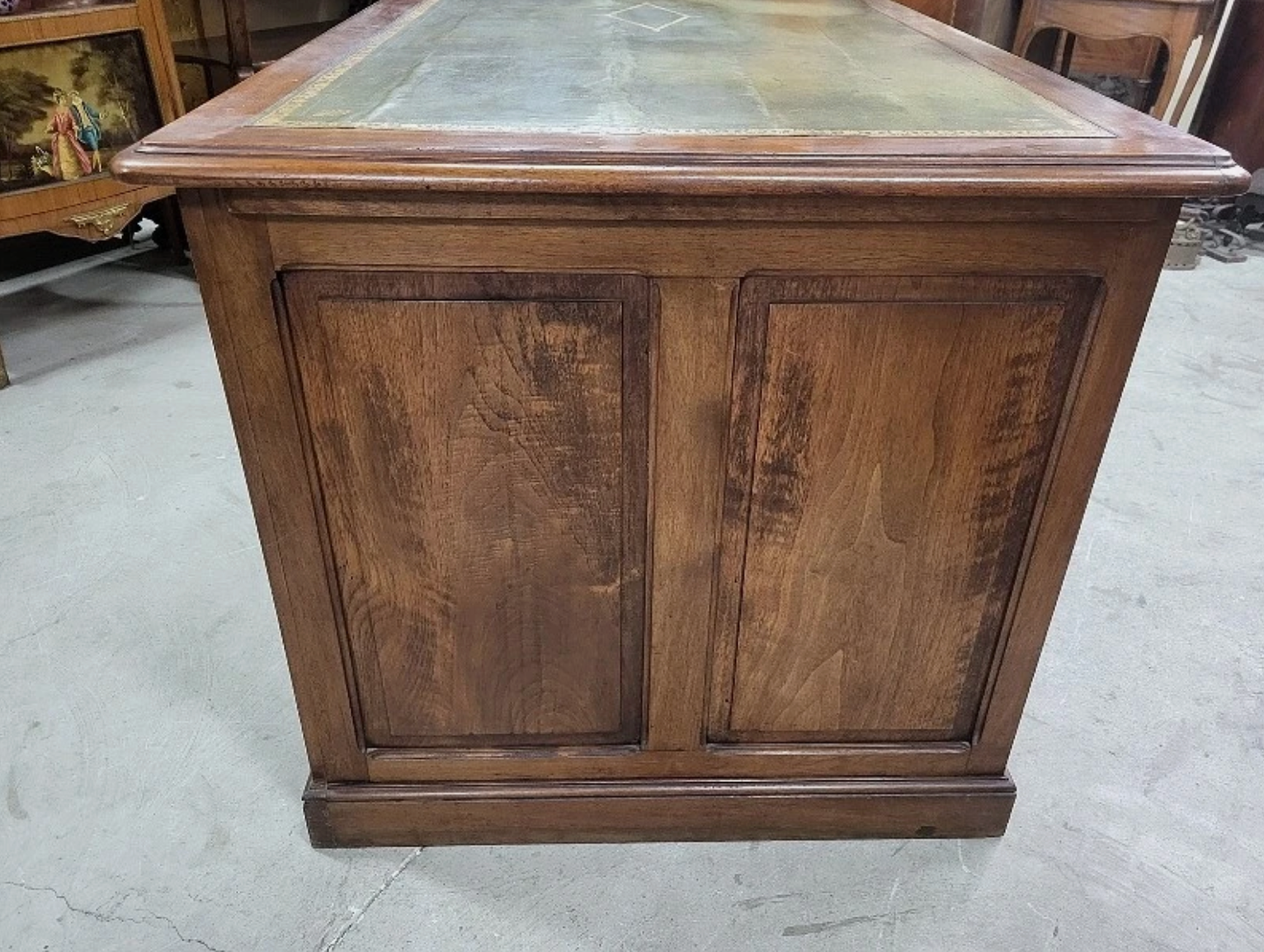 Bureau plat à 9 tiroirs en noyer avec plateau en cuir