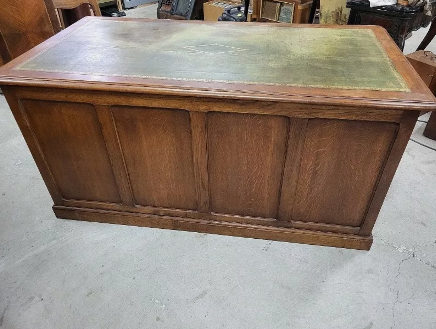 Bureau plat à 9 tiroirs en noyer avec plateau en cuir