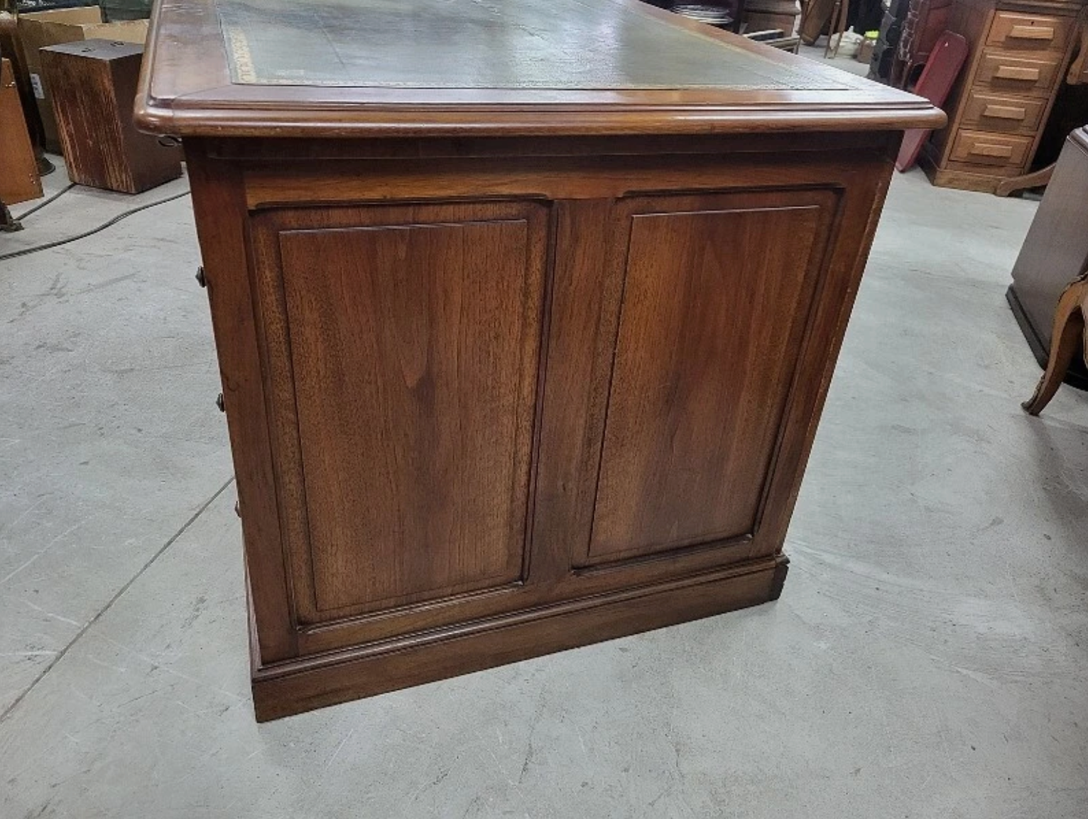 Bureau plat à 9 tiroirs en noyer avec plateau en cuir