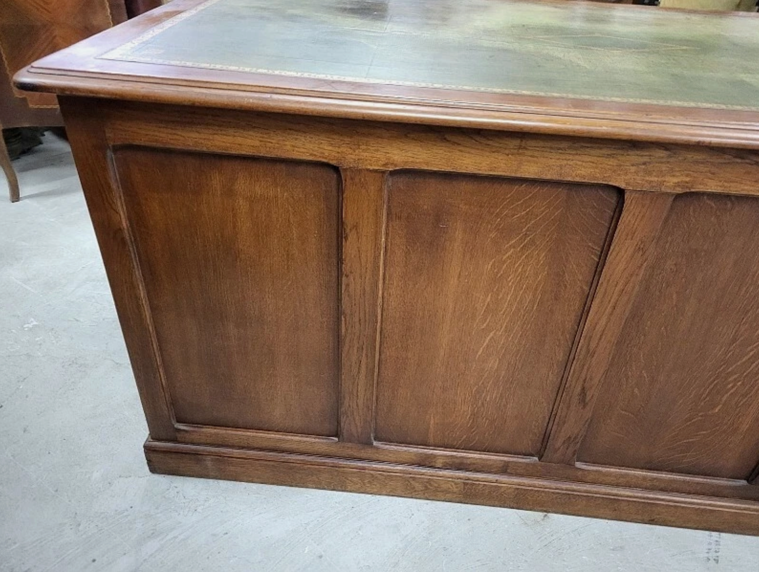 Bureau plat à 9 tiroirs en noyer avec plateau en cuir