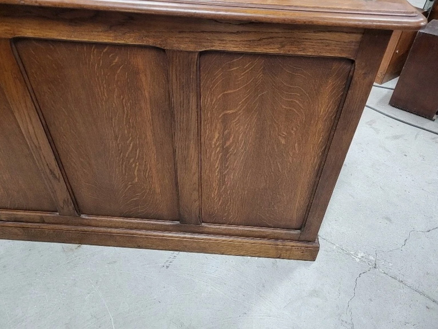 Bureau plat à 9 tiroirs en noyer avec plateau en cuir