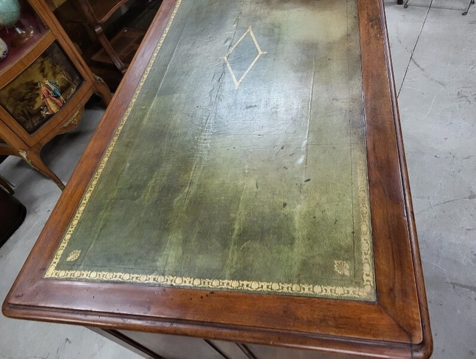Bureau plat à 9 tiroirs en noyer avec plateau en cuir
