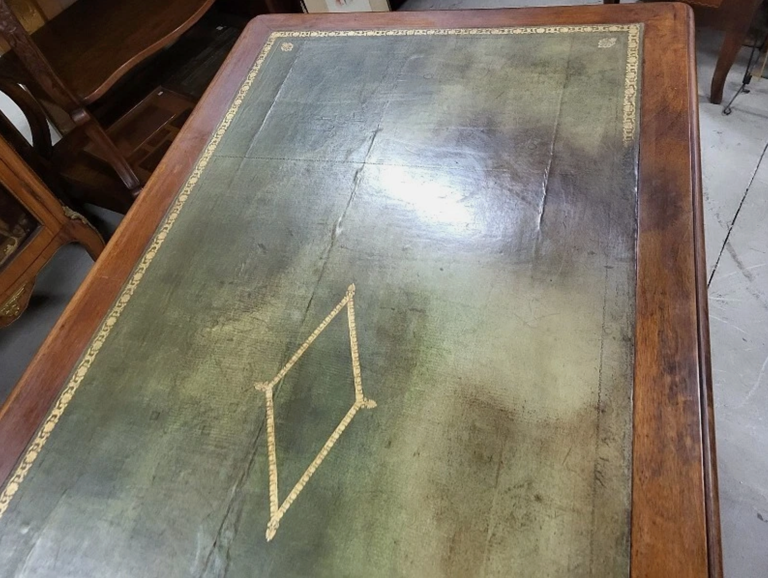 Bureau plat à 9 tiroirs en noyer avec plateau en cuir