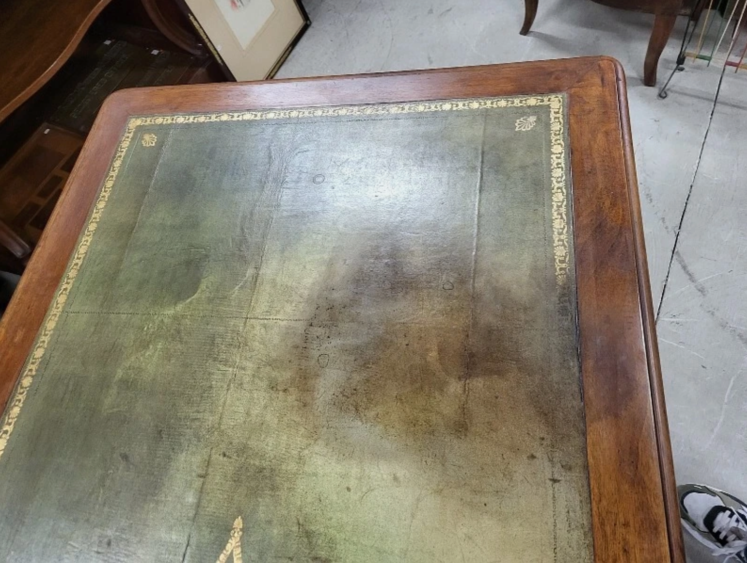 Bureau plat à 9 tiroirs en noyer avec plateau en cuir