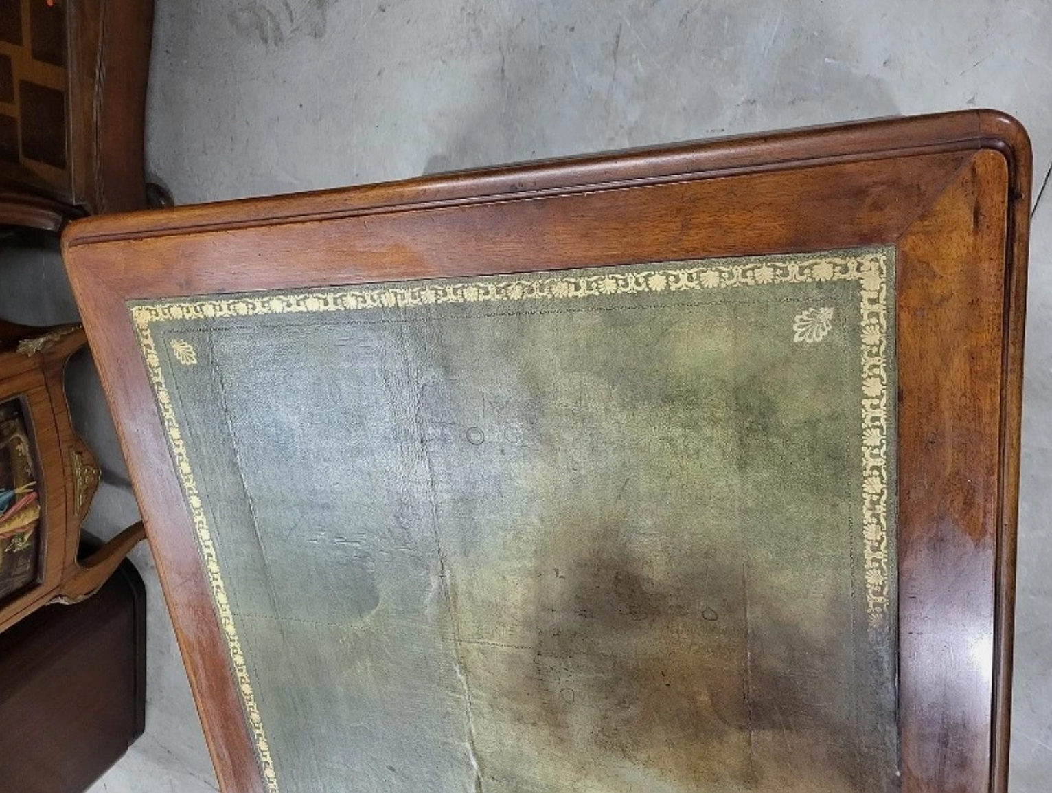 Bureau plat à 9 tiroirs en noyer avec plateau en cuir