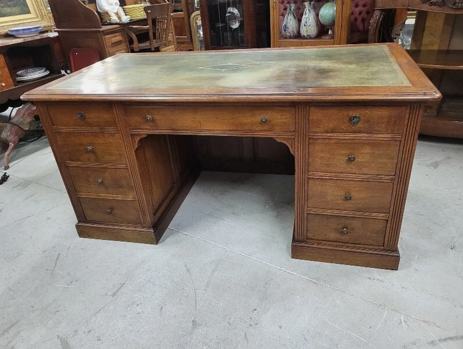 Bureau plat à 9 tiroirs en noyer avec plateau en cuir