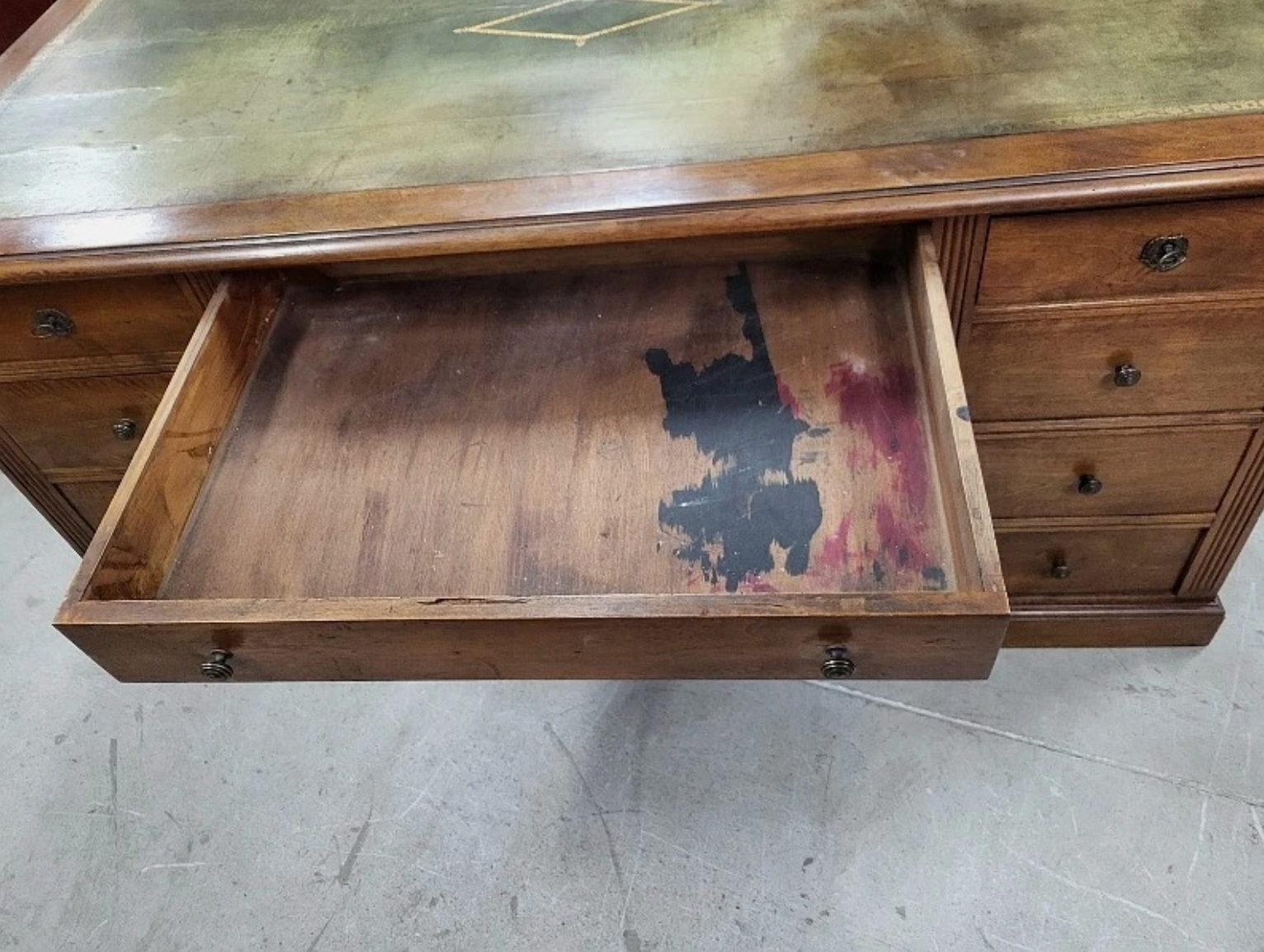 Bureau plat à 9 tiroirs en noyer avec plateau en cuir