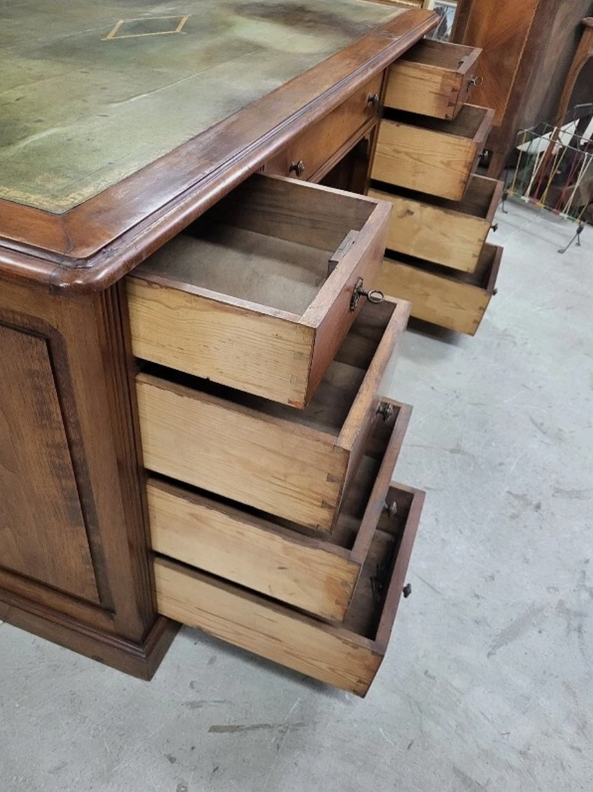 Bureau plat à 9 tiroirs en noyer avec plateau en cuir