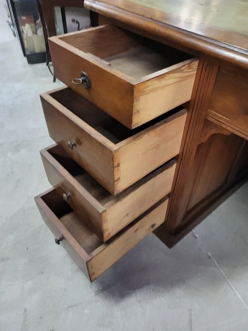 Bureau plat à 9 tiroirs en noyer avec plateau en cuir