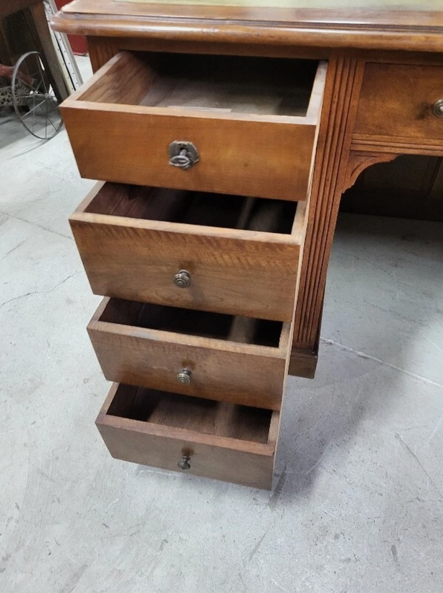 Bureau plat à 9 tiroirs en noyer avec plateau en cuir
