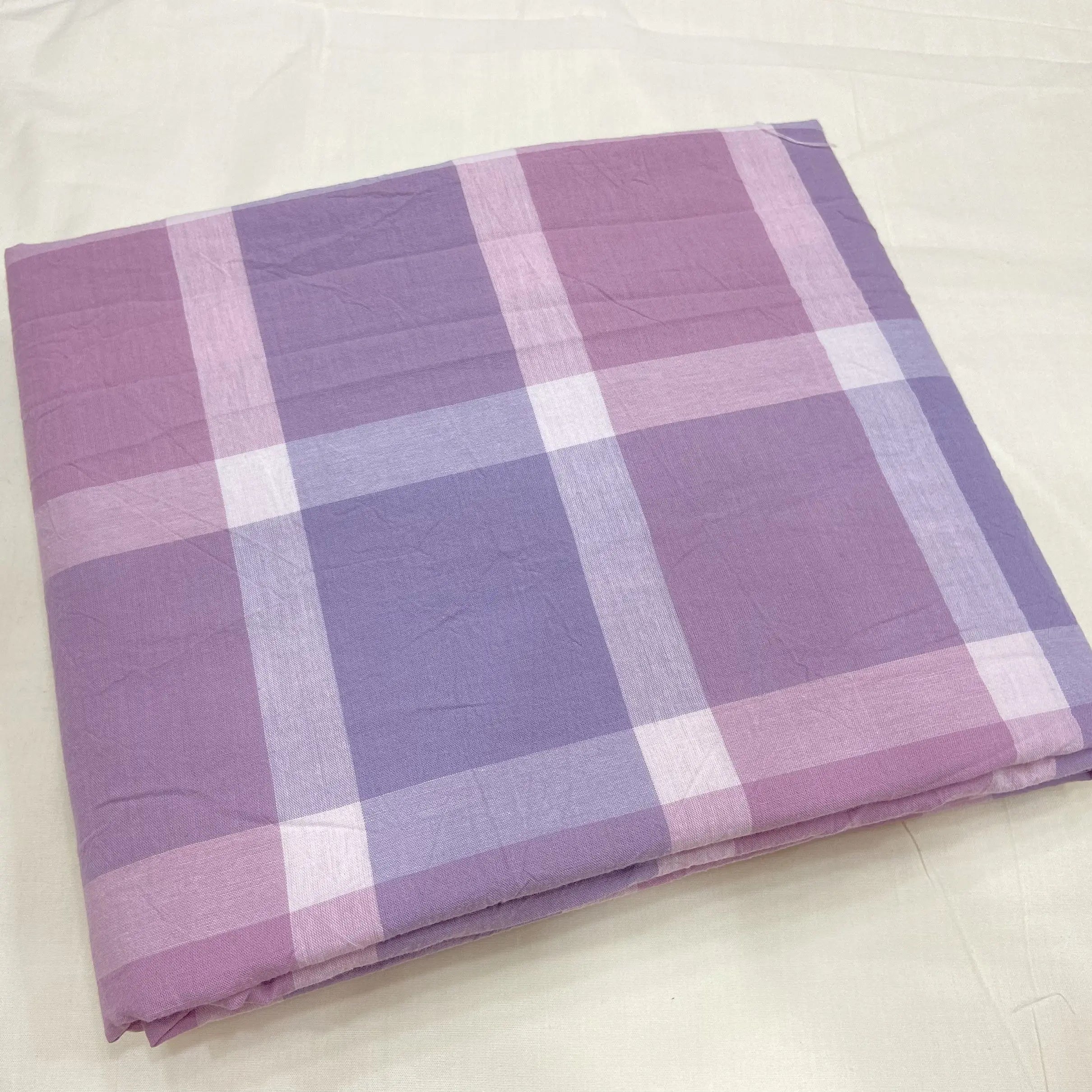 Tissu à Carreaux "Confort et Élégance"