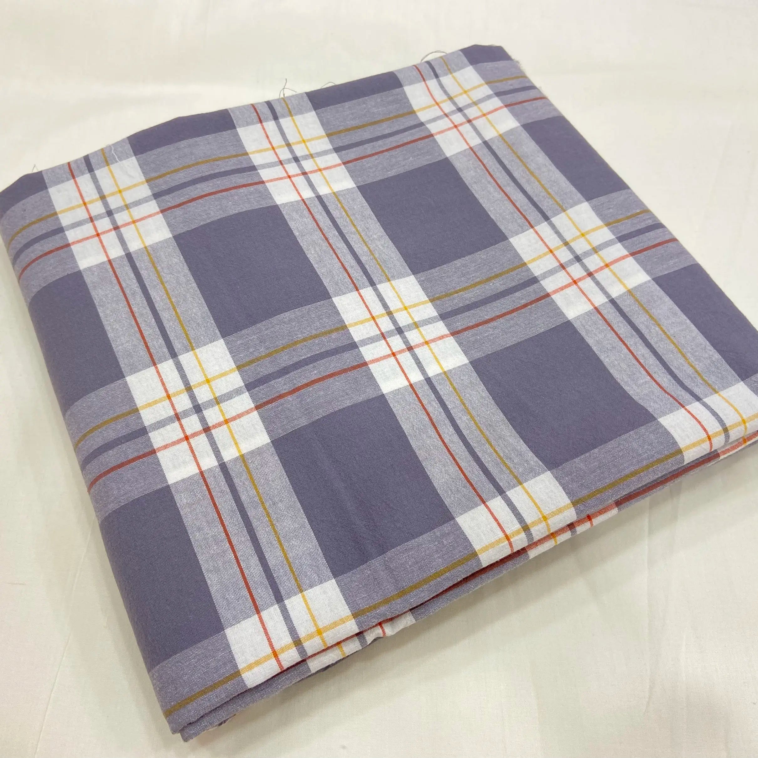 Tissu à Carreaux "Confort et Élégance"