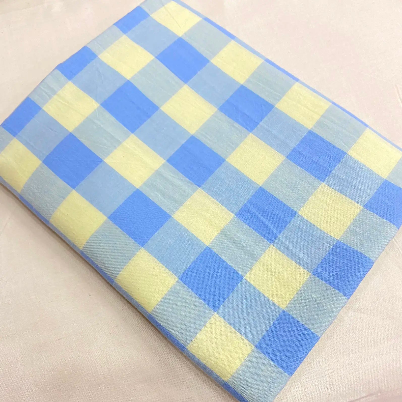 Tissu à Carreaux "Confort et Élégance"