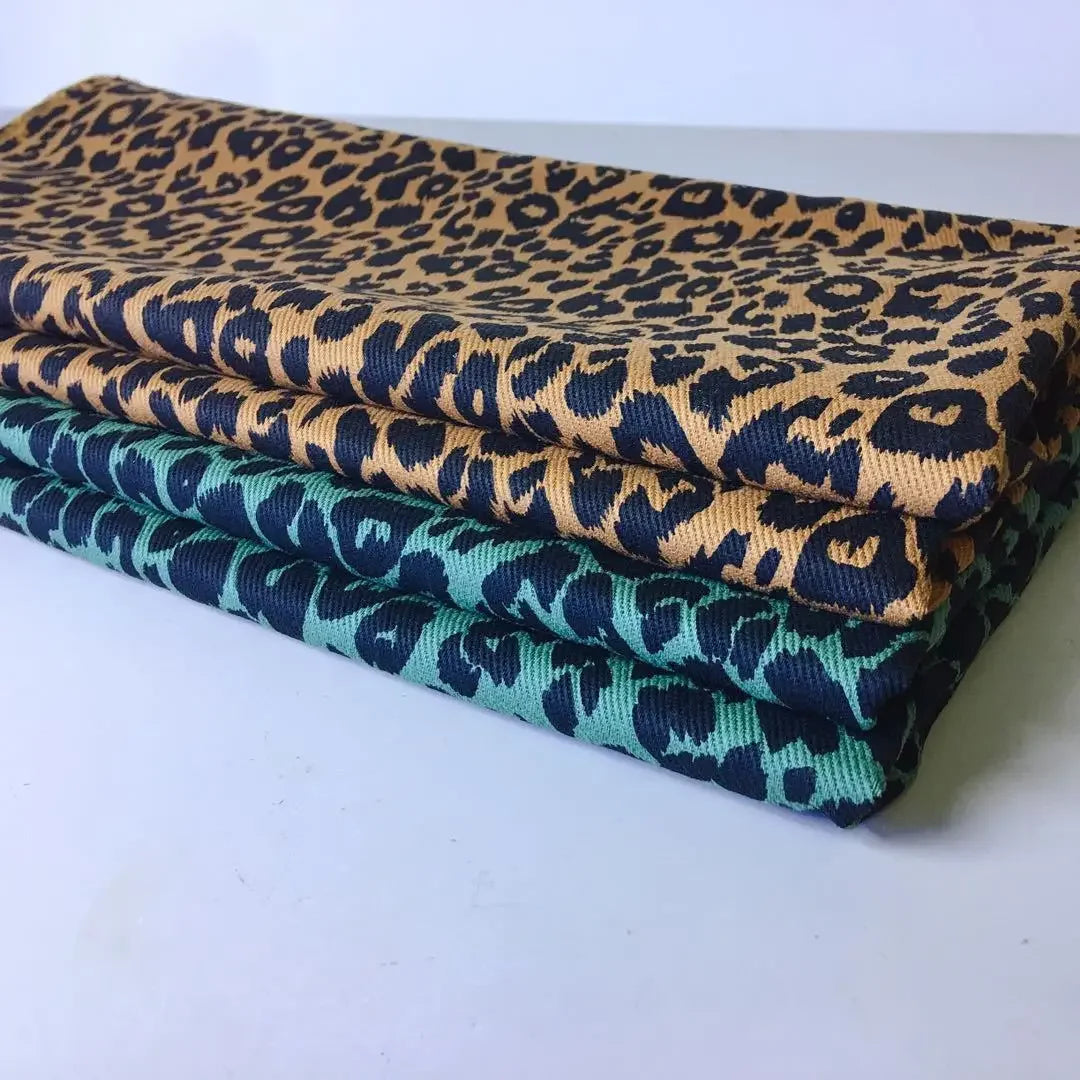 Tissu Denim Imprimé Léopard "Style et Confort"