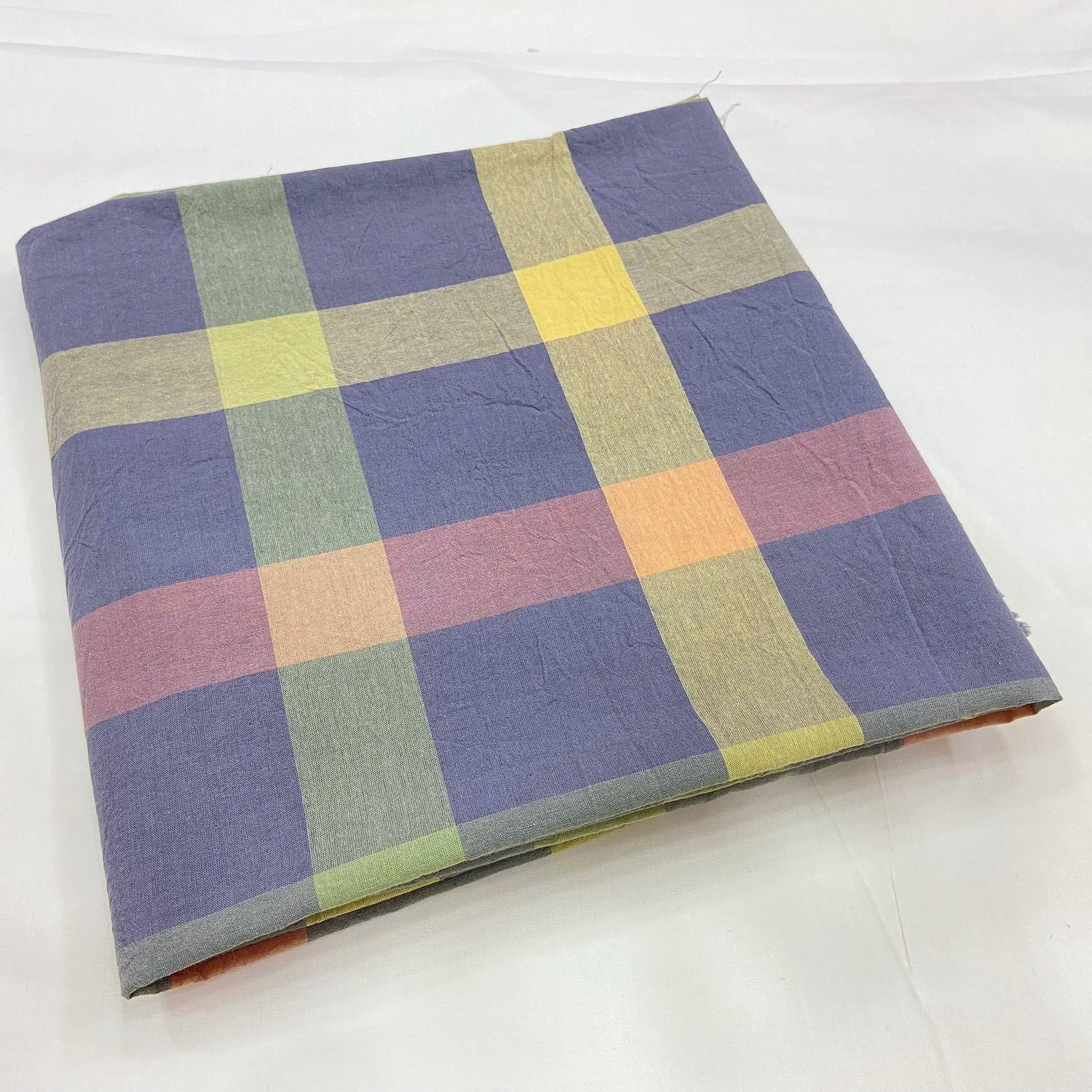Tissu à Carreaux "Confort et Élégance"