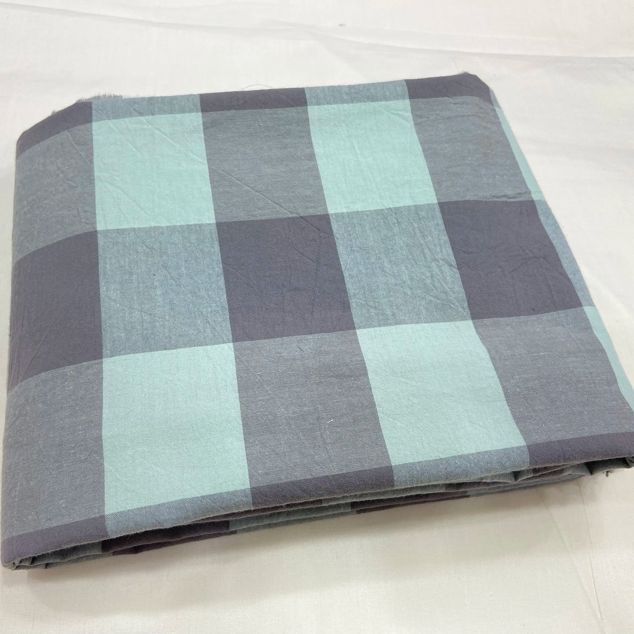 Tissu à Carreaux "Confort et Élégance"