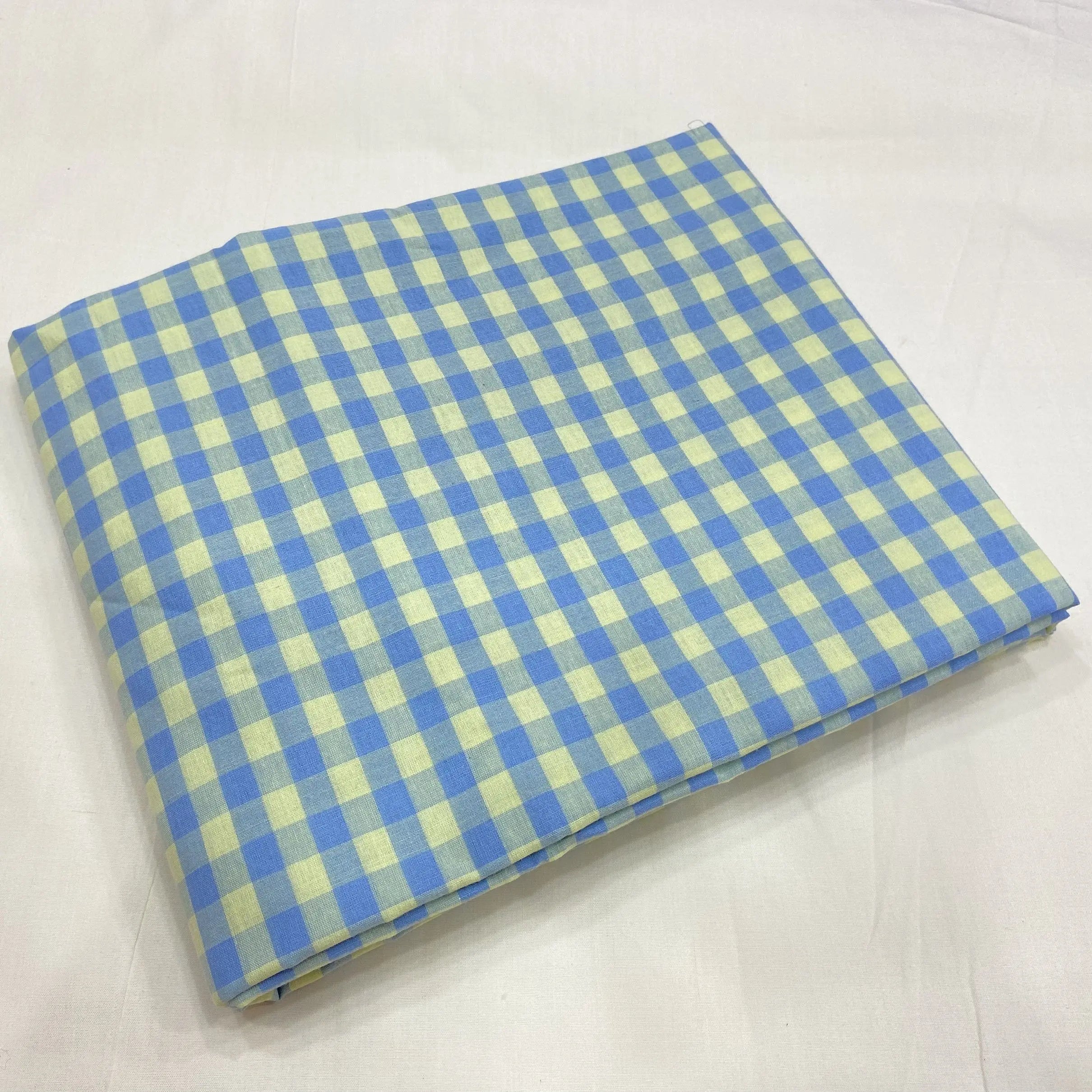 Tissu à Carreaux "Confort et Élégance"