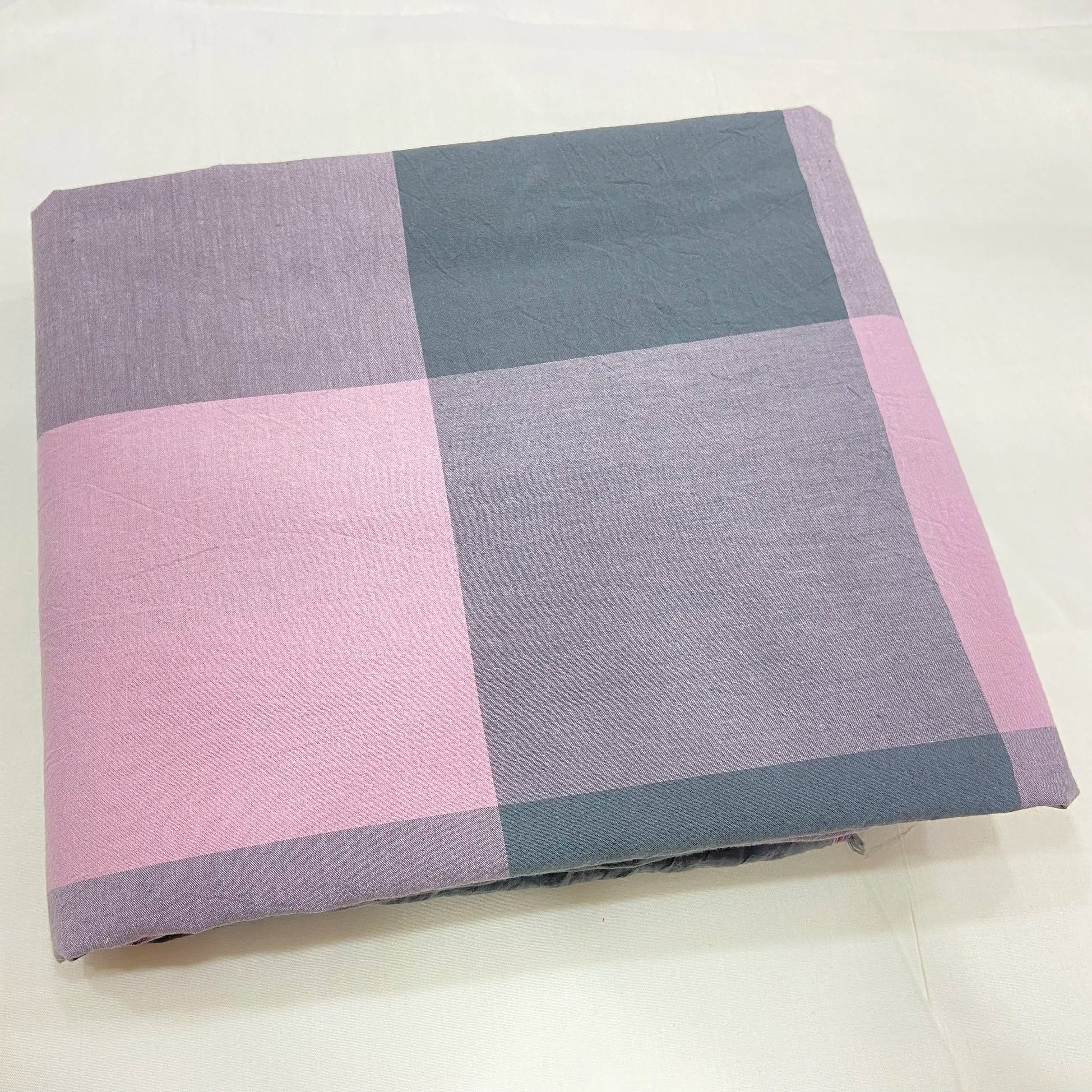 Tissu à Carreaux "Confort et Élégance"