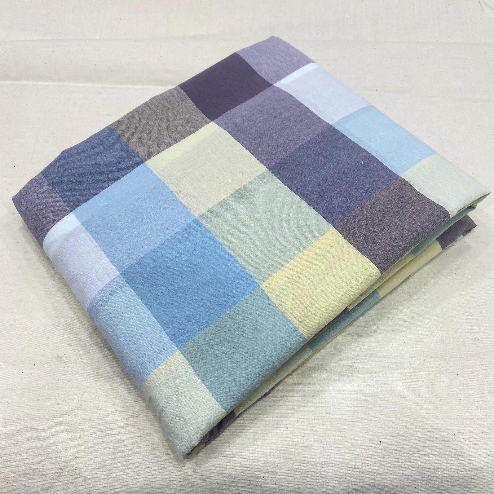 Tissu à Carreaux "Confort et Élégance"