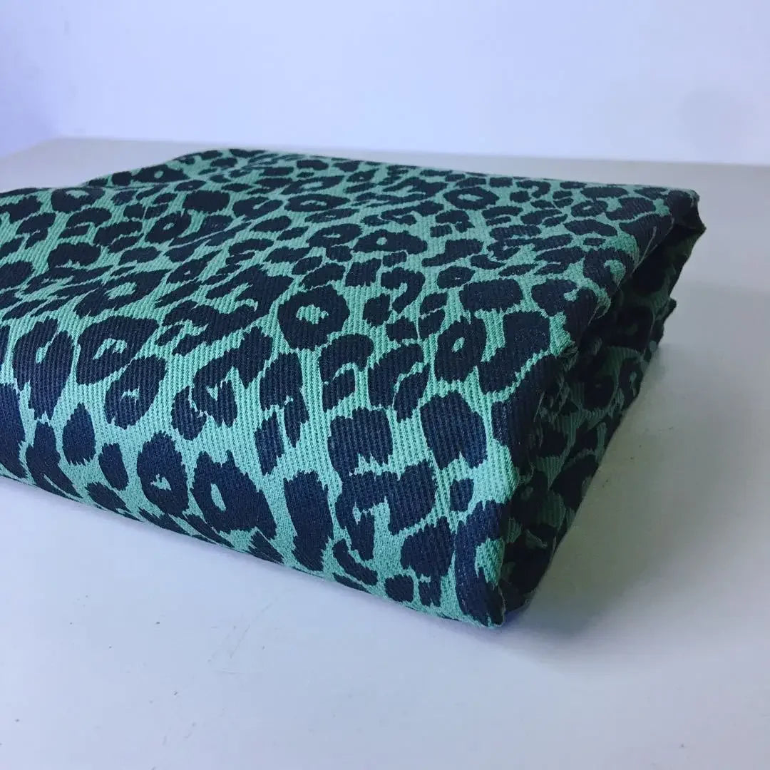 Tissu Denim Imprimé Léopard "Style et Confort"