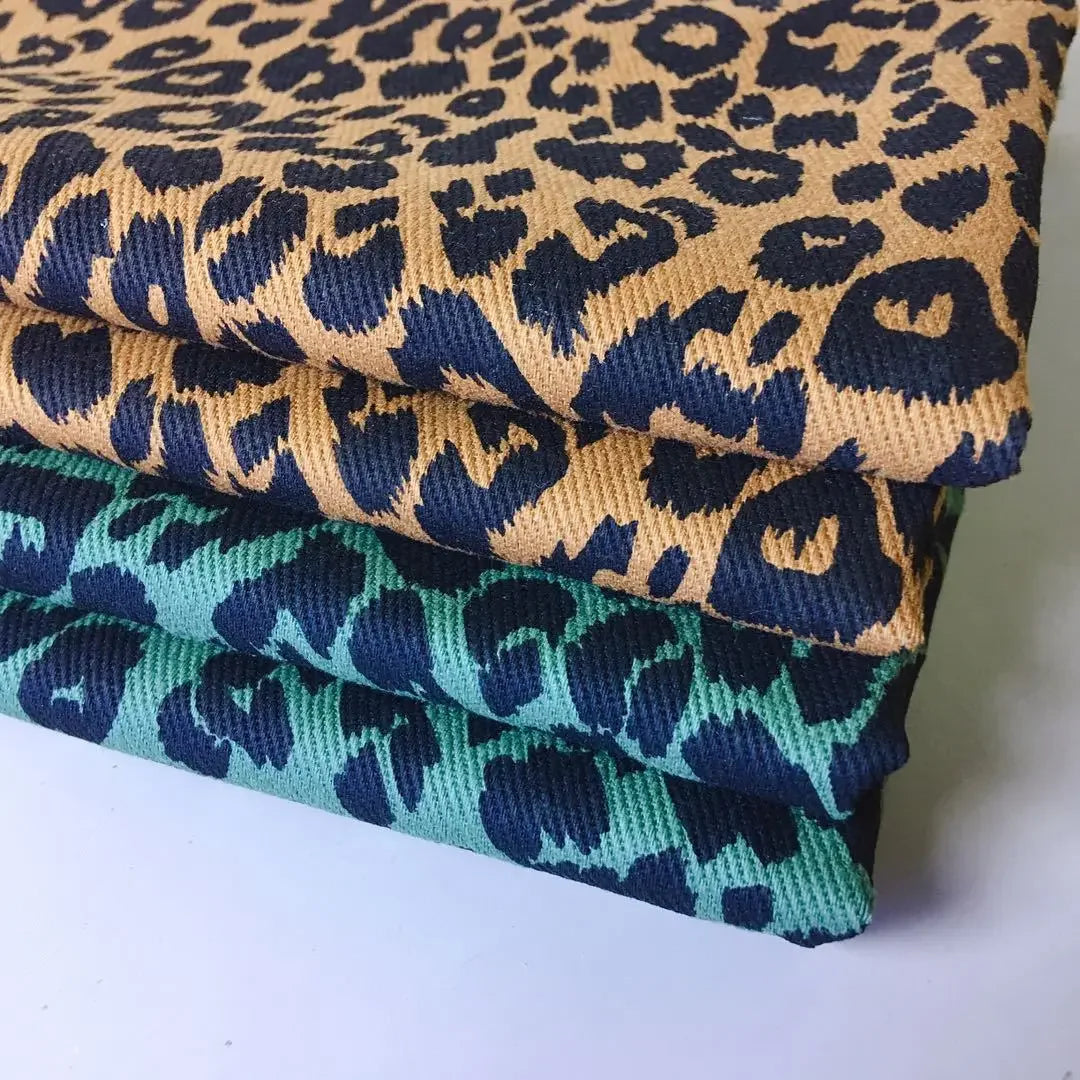 Tissu Denim Imprimé Léopard "Style et Confort"
