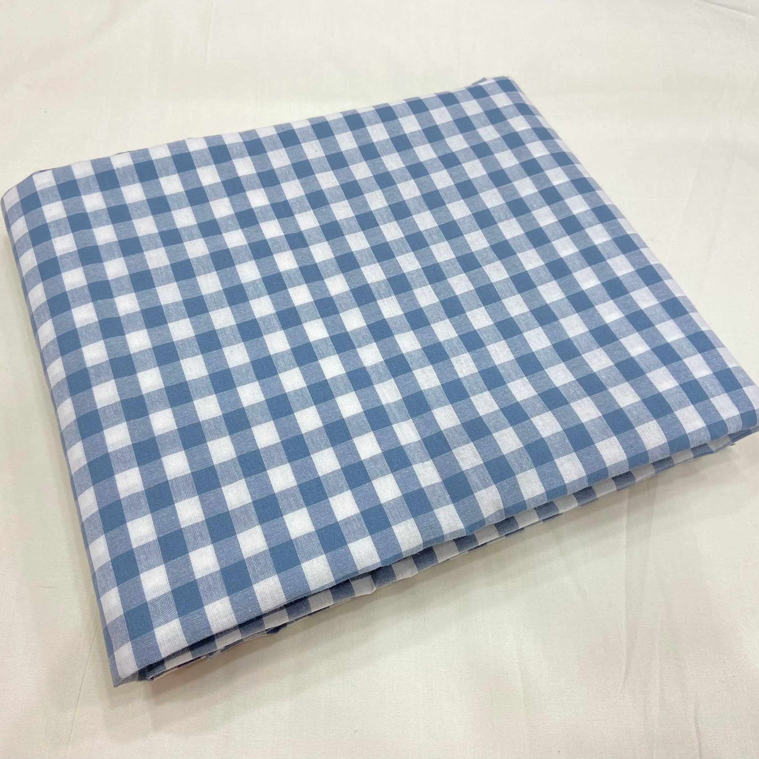 Tissu à Carreaux "Confort et Élégance"