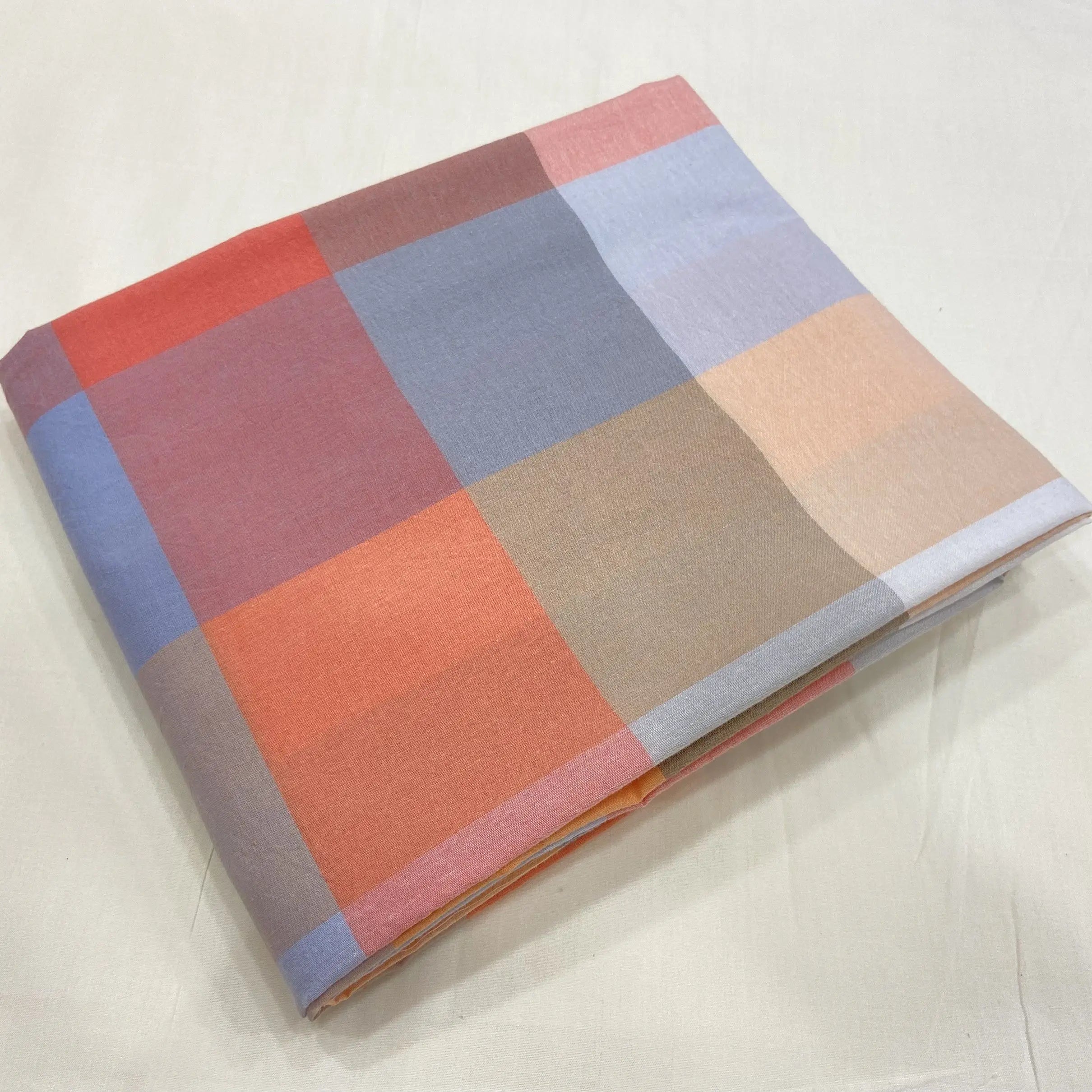 Tissu à Carreaux "Confort et Élégance"