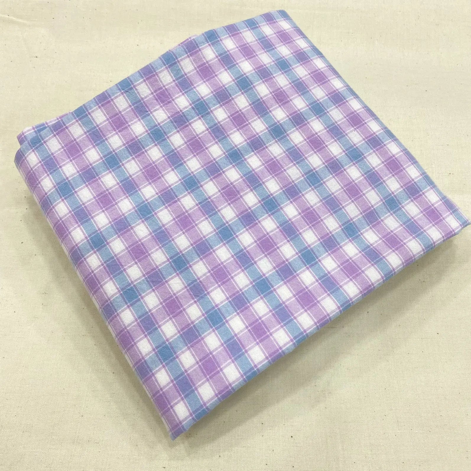 Tissu à Carreaux "Confort et Élégance"