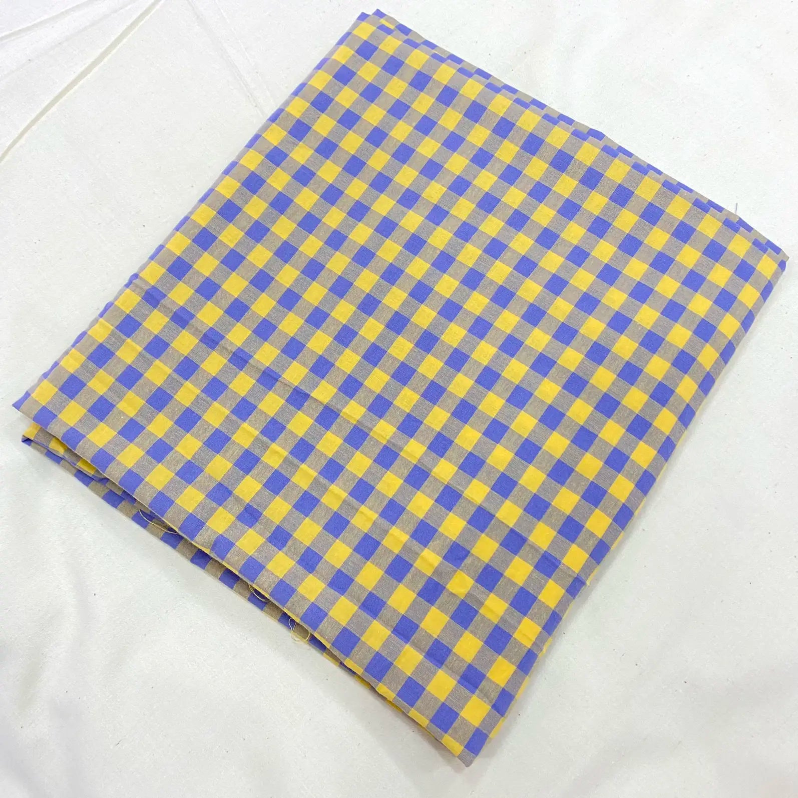 Tissu à Carreaux "Confort et Élégance"