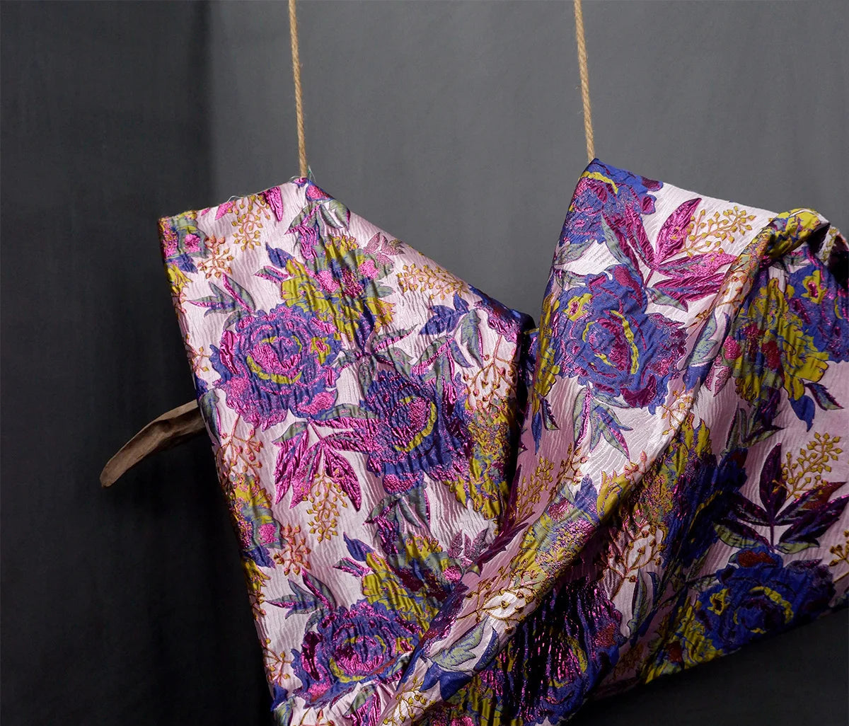 Tissu Jacquard Brocart "Élégance Naturelle"